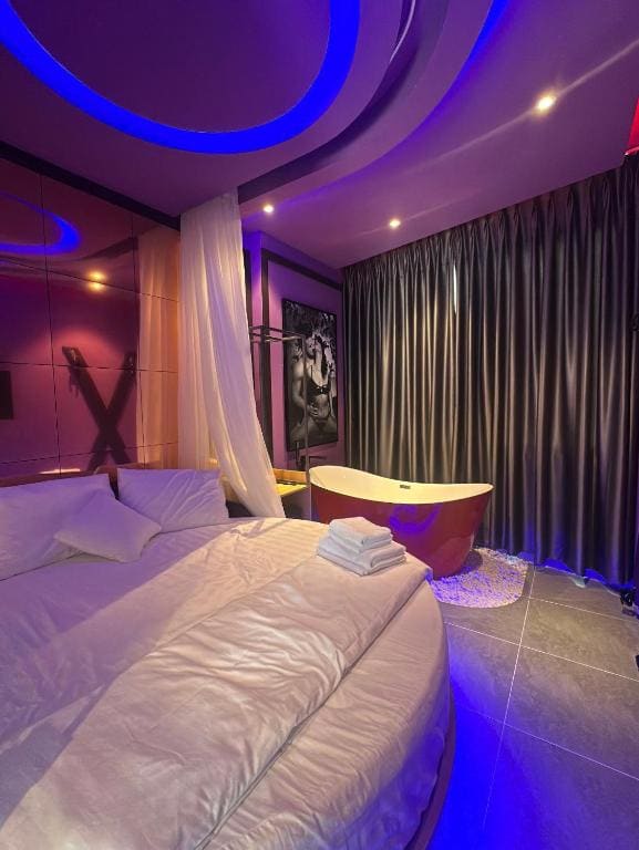 Couple Hotel - Khách Sạn Tình Yêu Hóc Môn - View 4