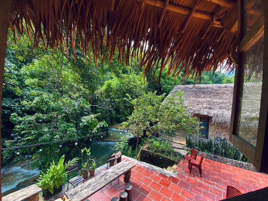 LePont Mu Waterfall Bungalow - Main view