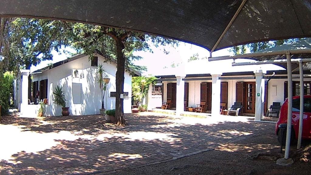 Kuru-Kuru Guesthouse - Main view
