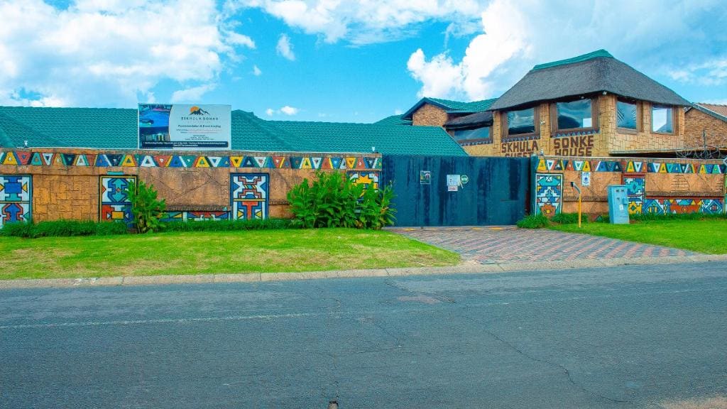 Sikhula Sonke Guest House - Main view