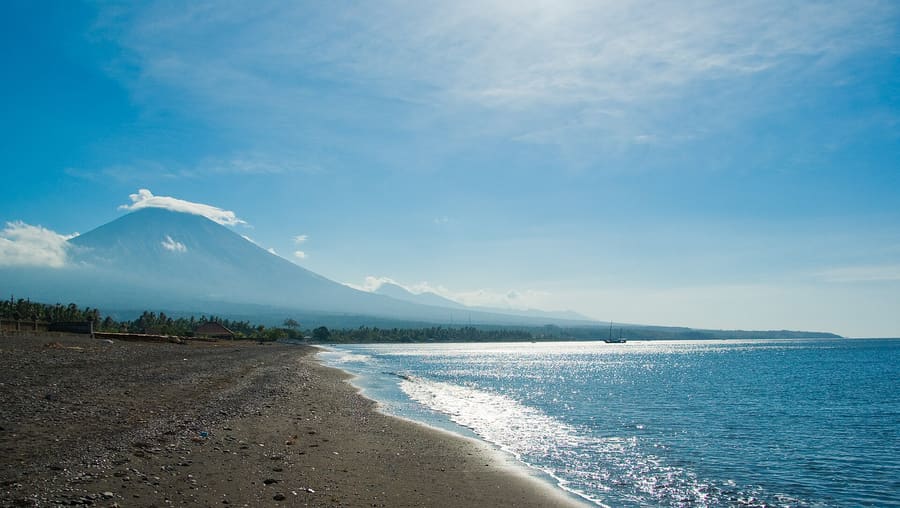Jemeluk Bay