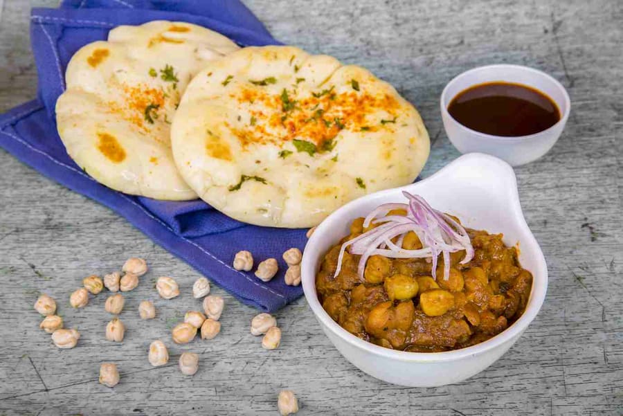 Crisp potato kulcha served with spiced chickpea curry and tamarind chutney.