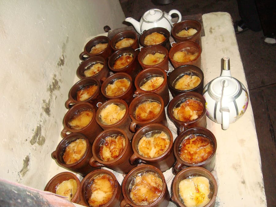 Piti stew served in individual earthenware pots at traditional Baku teahouses.