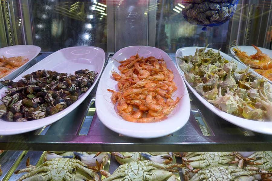 Freshly harvested oysters and prawns served along the coastal boulevard.
