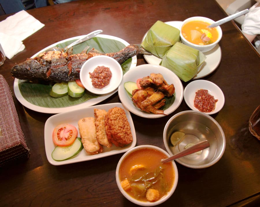 Freshly boiled gonggong served with local spicy chili dip at a Batam kelong.