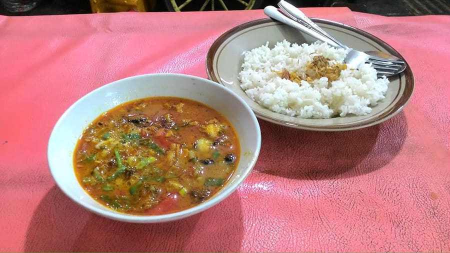 Soto tangkar served with fresh lime wedge and crushed emping crackers.