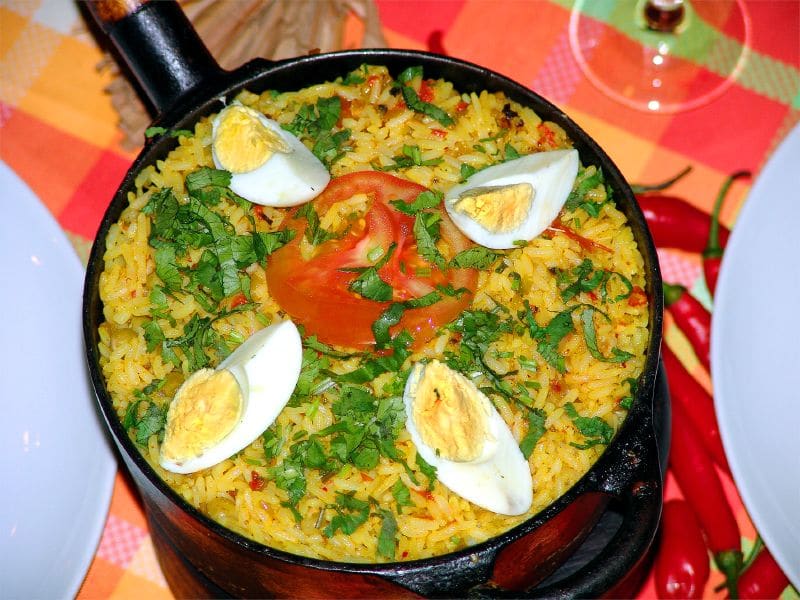 Galinhada served with rice and regional spices in Vila Planalto.