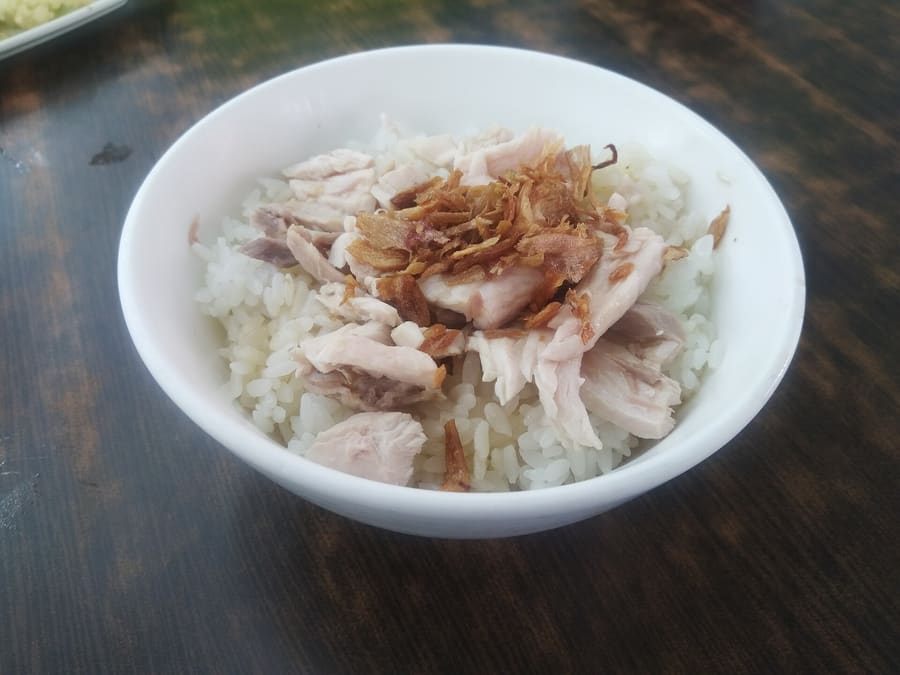 A standard bowl of Chiayi turkey rice topped with lard and fried shallots.
