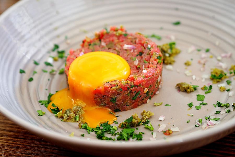 Carne de onça served at a traditional Curitiba boteco.