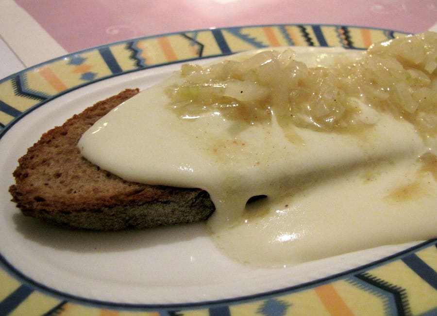 Kochkäseschnitzel served with regional apple wine in a traditional Hessian pub.