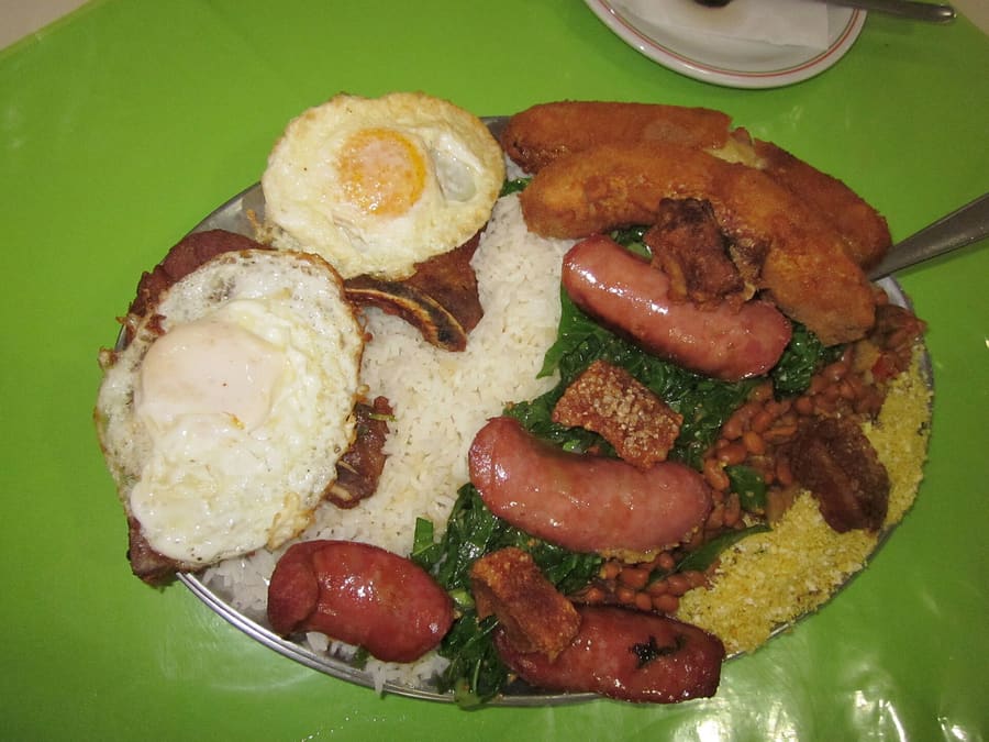 Virado à paulista, a traditional São Paulo state dish served across Guarulhos lunch counters.