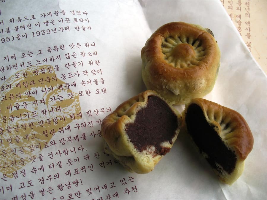Hwangnam-ppang, small round pastries stuffed with red bean paste baked continuously in Hwangnam-dong.