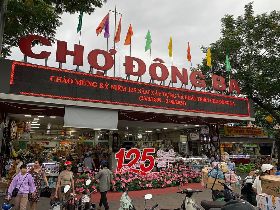 Đông Ba Market