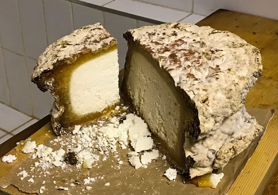 Paznauner Almkäse served with mountain bread.