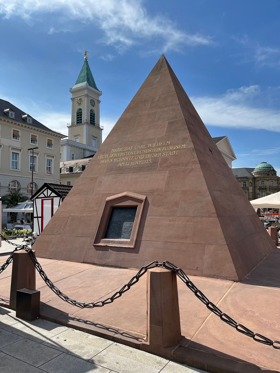 Marktplatz & Pyramid