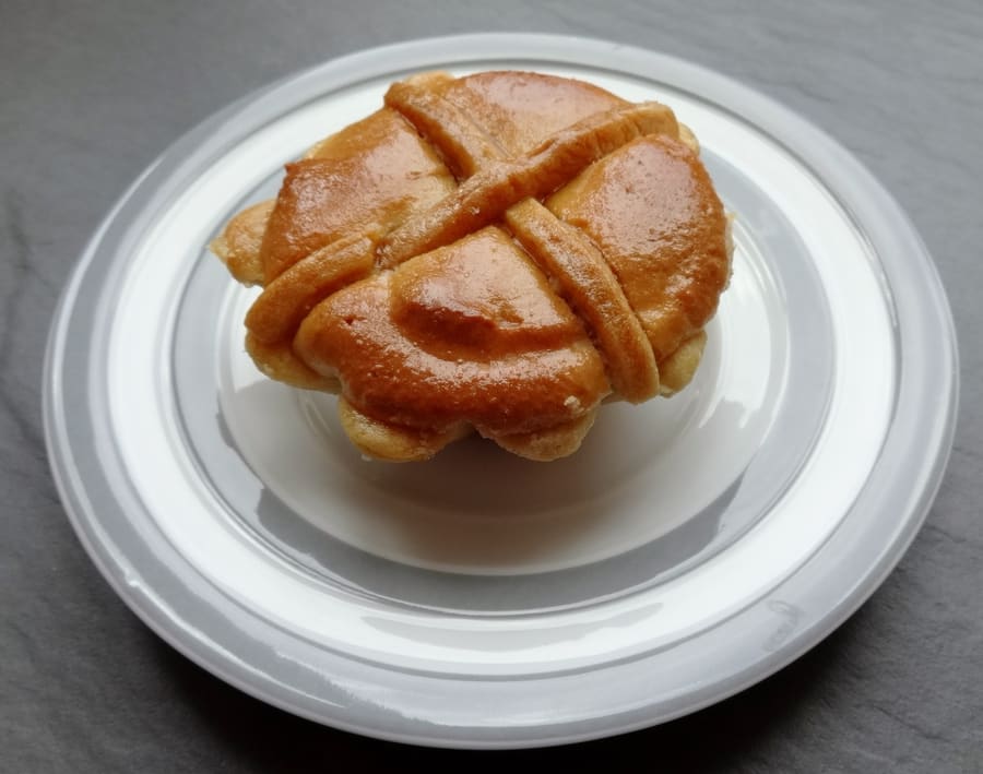 A classic Leipziger Lerche pastry served with coffee.
