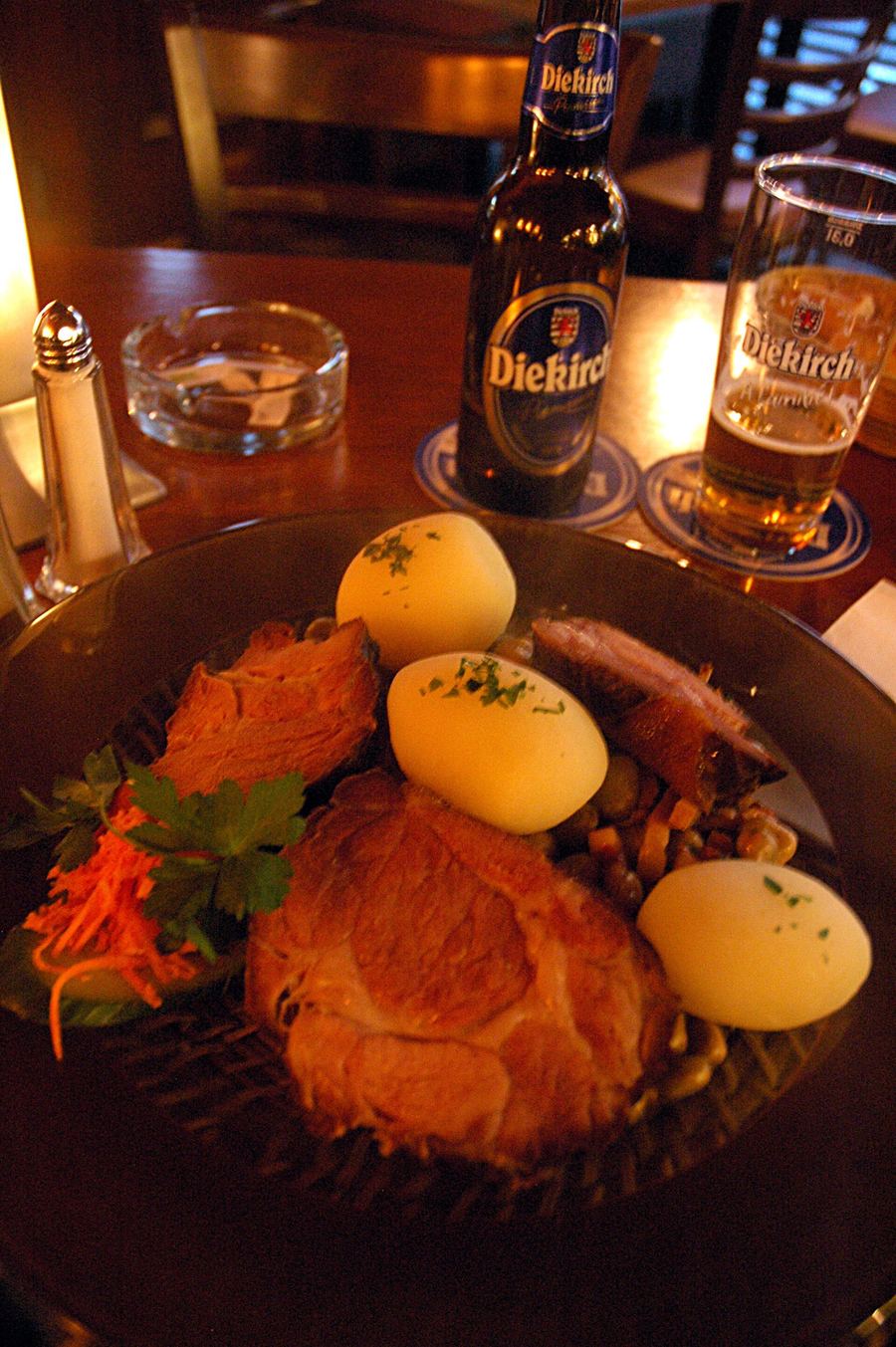 Judd mat Gaardebounen served with boiled potatoes.