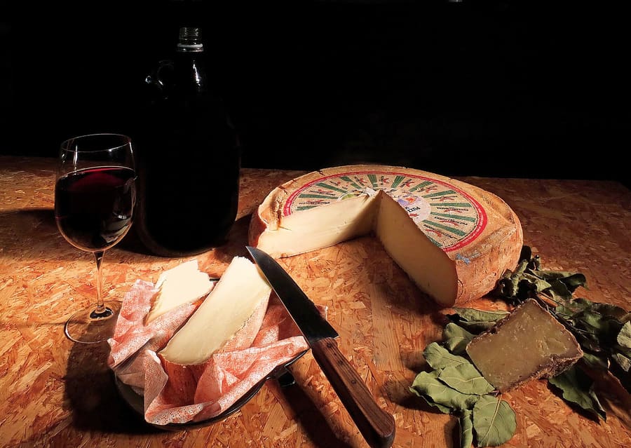 A mountain-hut cheese platter featuring Trentino raw-milk varieties.