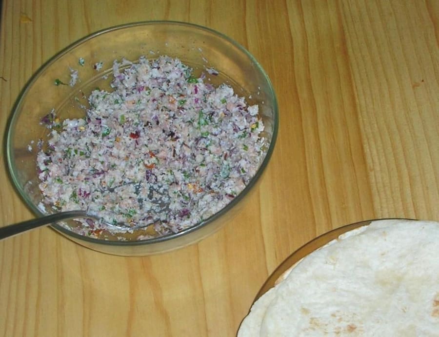 Mas huni served with fresh roshi flatbreads and black tea.