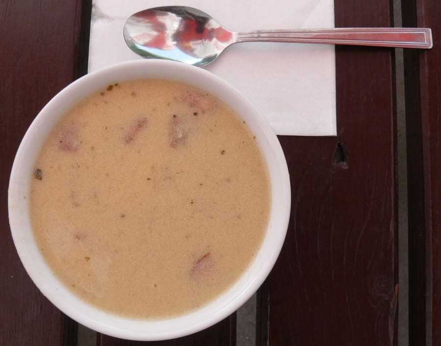 Zalewajka served with rye bread and smoked bacon.
