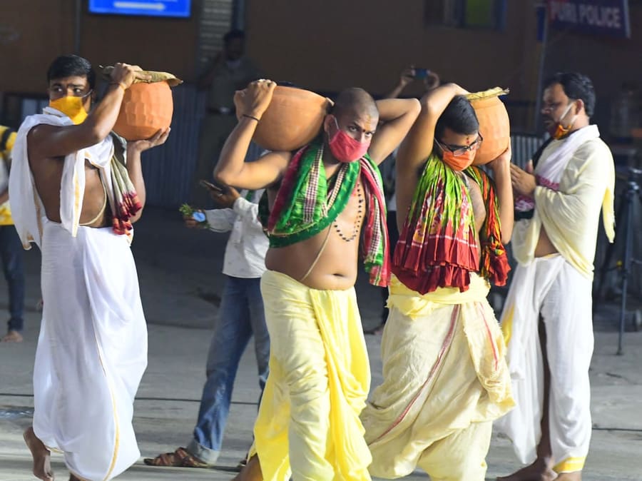 Earthen pots used to steam Mahaprasad inside temple complexes.