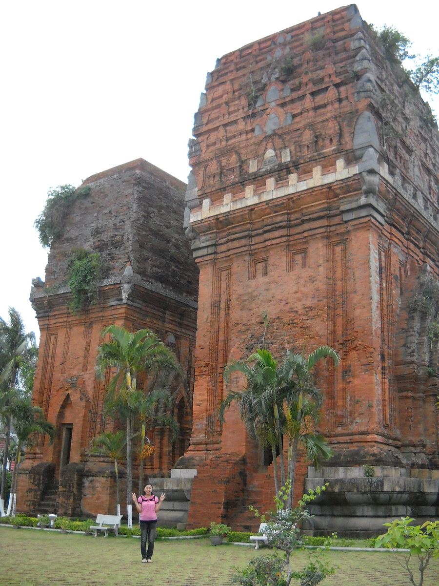 Tháp Đôi Cham Towers