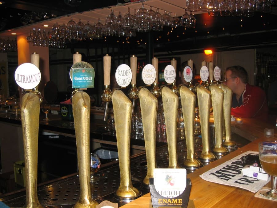 A freshly poured chopp with its signature thick foam collar at a traditional brewery bar.