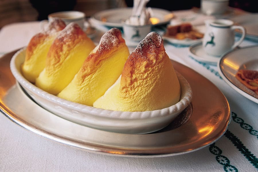 Salzburger Nockerl served hot at a traditional Altstadt gasthaus.