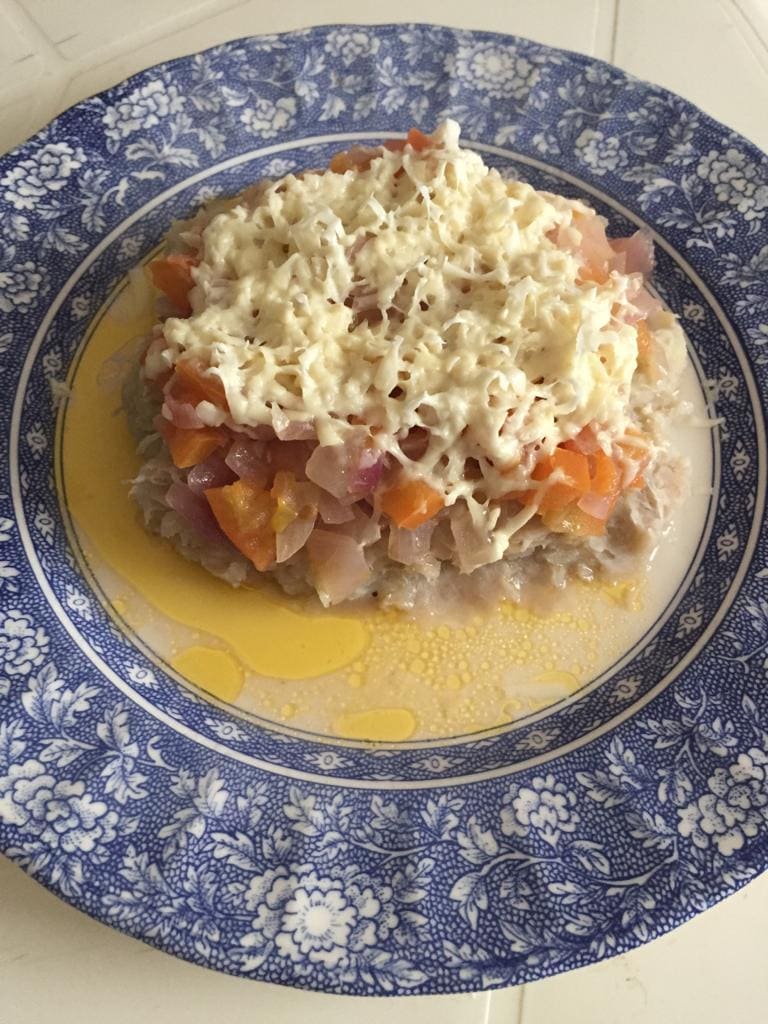 Cayeye: boiled mashed green banana topped with grated salty queso costeño.