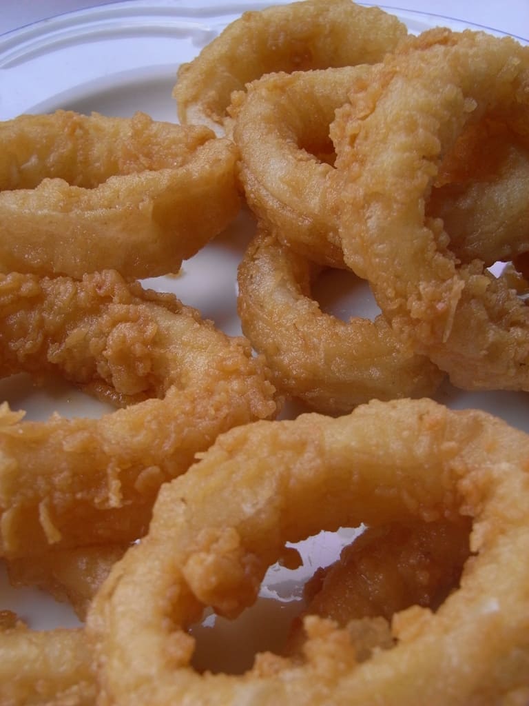 Freshly fried rabas served with lemon at a Puertochico tavern.