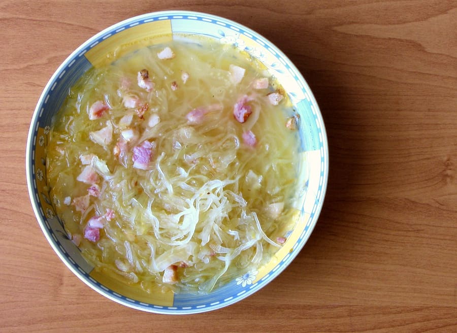 Kwaśnica served with rye bread in a traditional timber karczma.