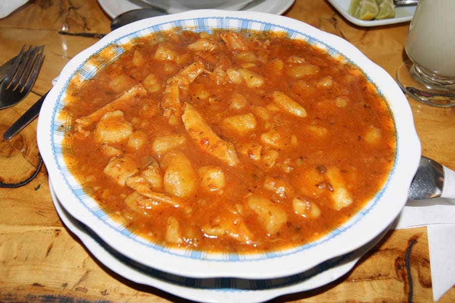 Picante a la Tacneña served with traditional marraqueta bread.