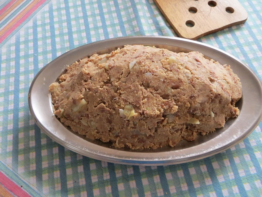 Tutu de feijão served with pork cracklings and sausage.