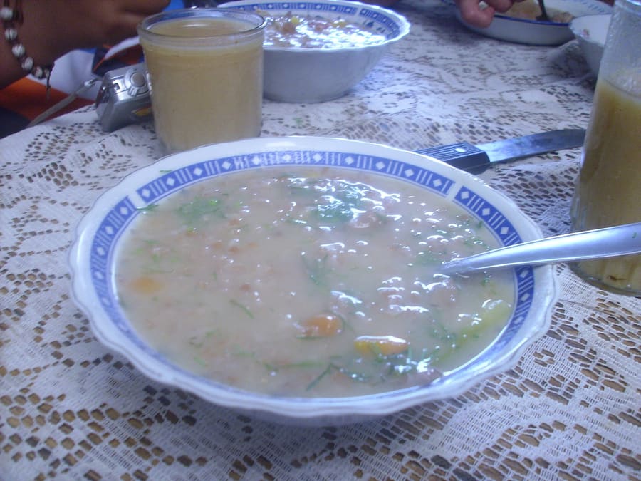 A bowl of cuchuco de trigo con espinazo, the classic Boyacense highland soup.