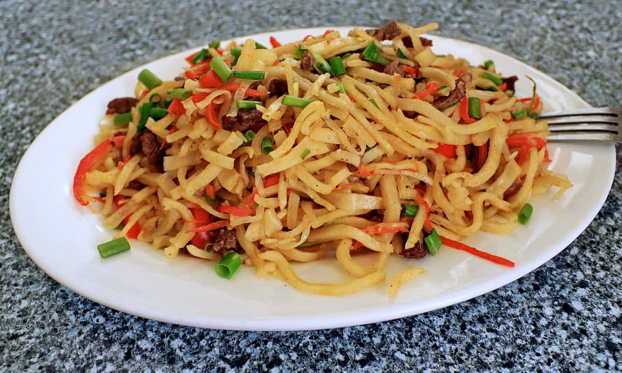 A plate of classic tsuivan served at a local canteen in Sükhbaatar District.