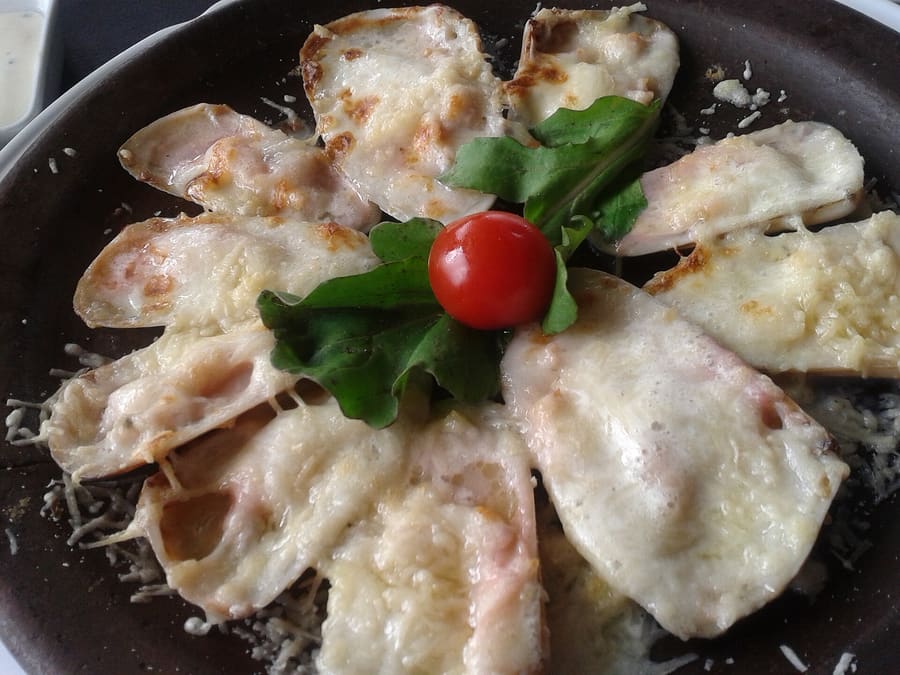 Fresh machas a la parmesana served straight from the oven.