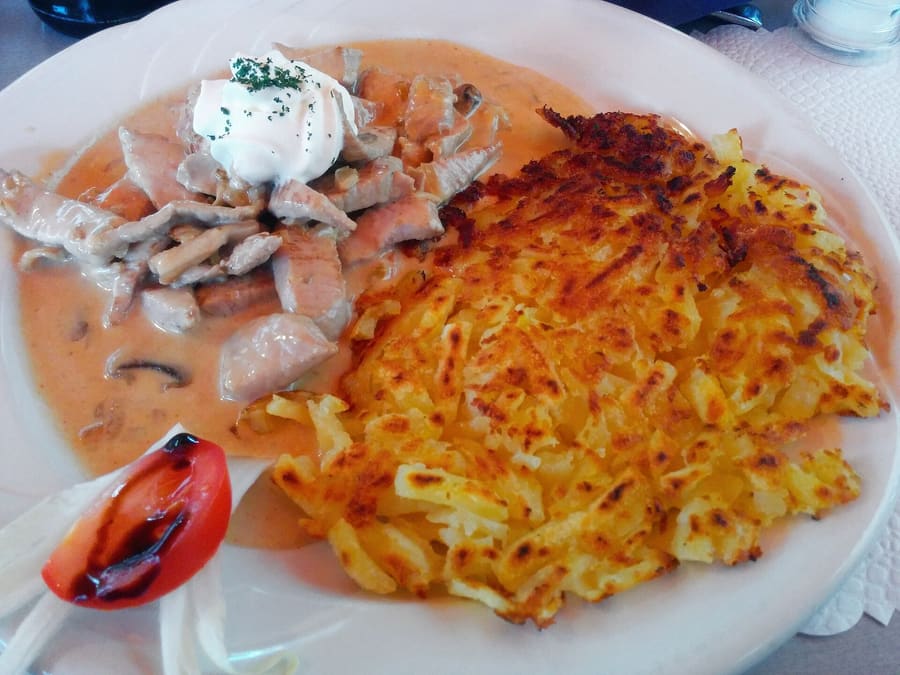 Zürcher Geschnetzeltes served alongside butter-crisped Rösti.