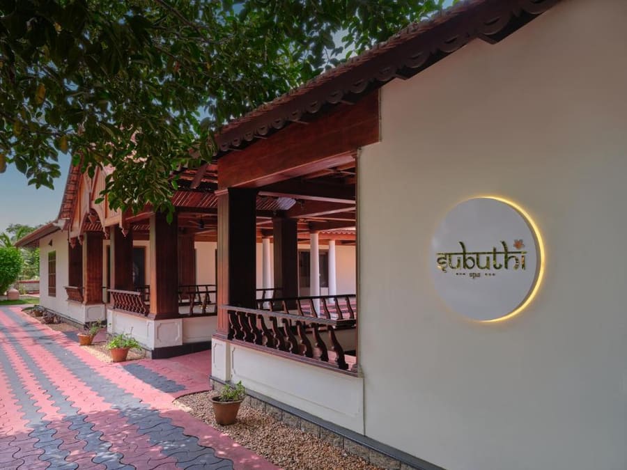 Sterling Lake Palace Alleppey