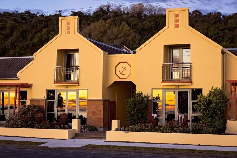 The Anchor Inn Beachfront Motel