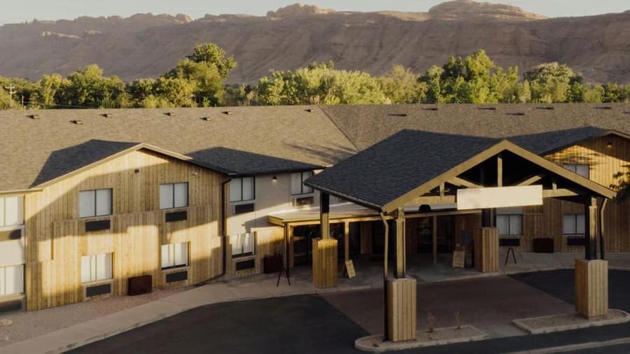 Slackline Moab, Outset Collection by Hilton